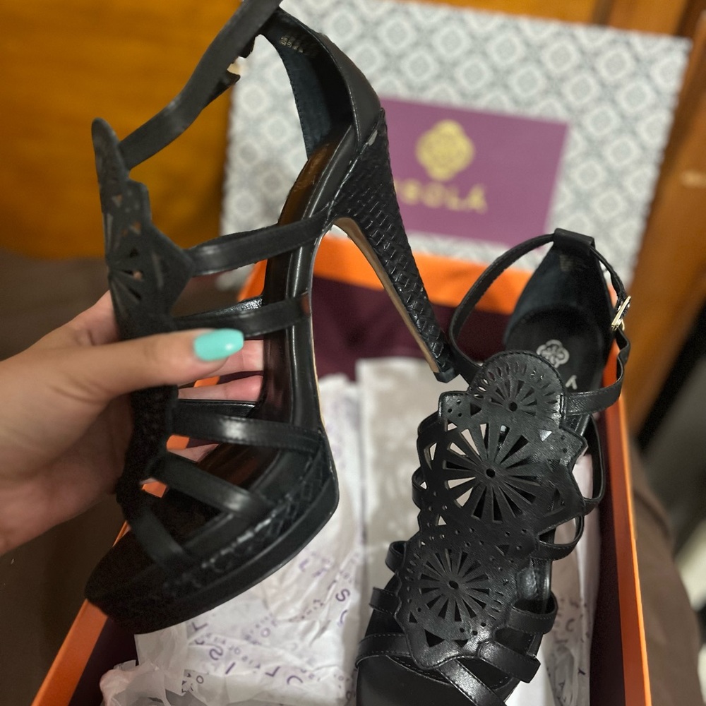 BLACK STRAP PUMP 🖤 - Picture 2 of 5